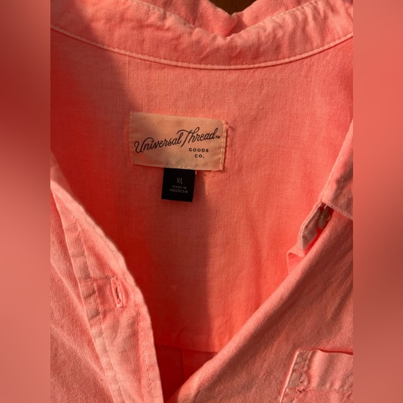 Universal Thread Women’s Size XL Long Sleeve Button-Down Cropped Shirt Pink - Picture 3 of 5